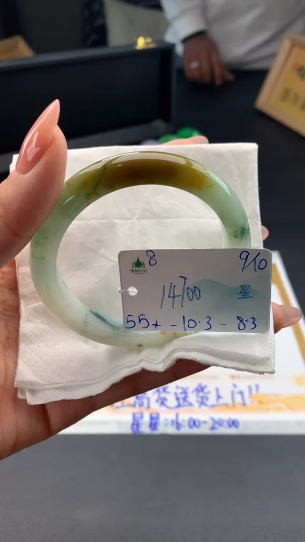 未镶嵌手镯翡翠自带#送人#，联系客服核对地址~
