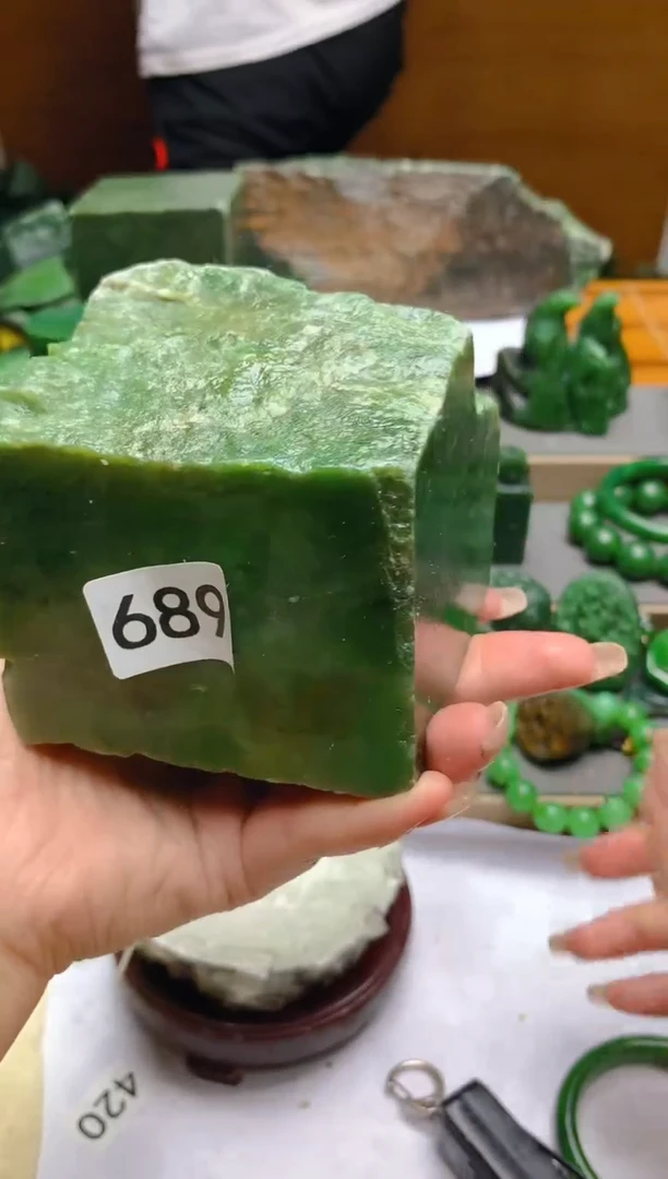 和田玉（碧玉）未镶嵌珠宝半成品1