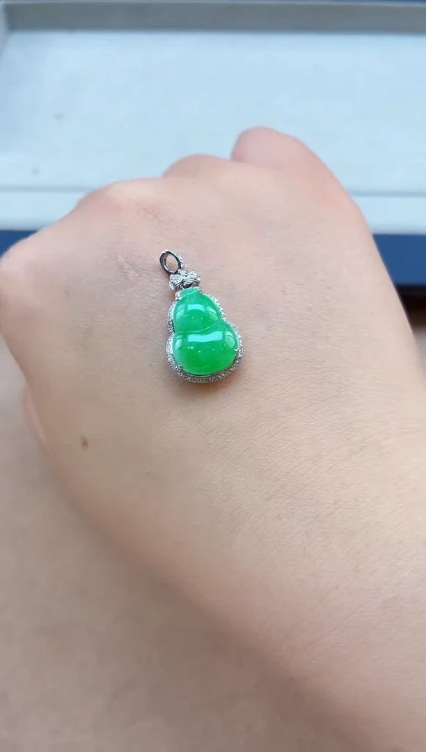 翡翠18K金镶嵌颈饰葫芦