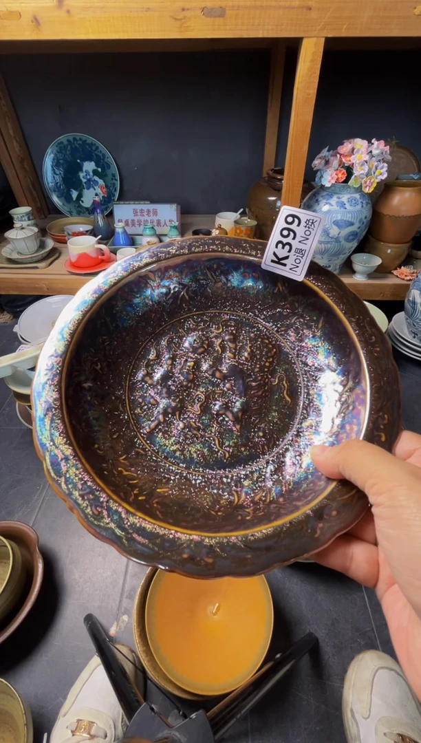 瓷片真**为k399七彩雕刻荷口盘微瑕