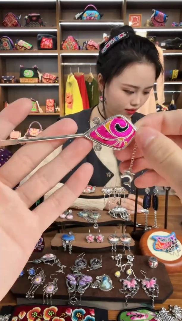 【闪购商品】织绣11蒙阿苏苗绣传承