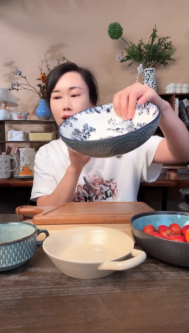 7.8英寸浮雕青花碗微瑕