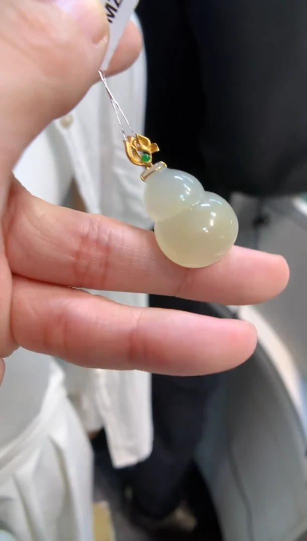 颈饰18K金镶嵌翡翠葫芦