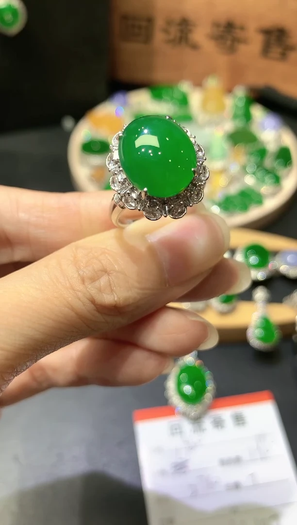 18K金镶嵌定制翡翠团购