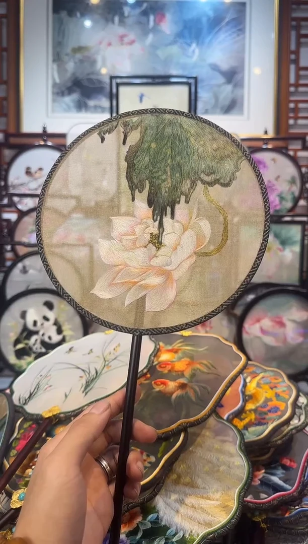 扇子K***y纯手工苏绣团扇