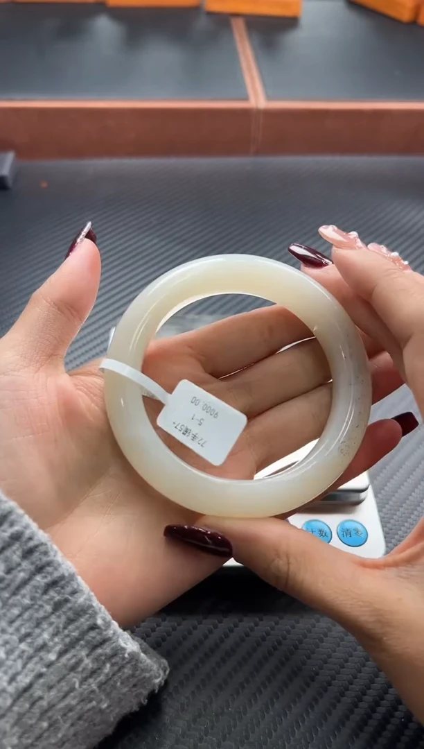 未镶嵌手镯和田玉黑山微色差57+手镯