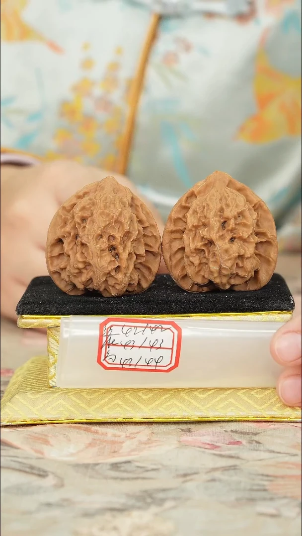 【闪购商品】文玩核桃把件梨木台