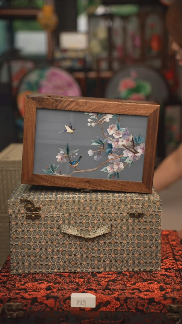 扇子苏绣双面绣胡桃木化妆盒长24CM.宽16CM.高12CM