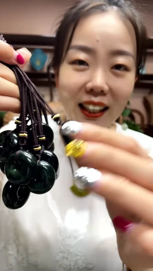 岫玉未镶嵌吊坠多样性发货发其中之一