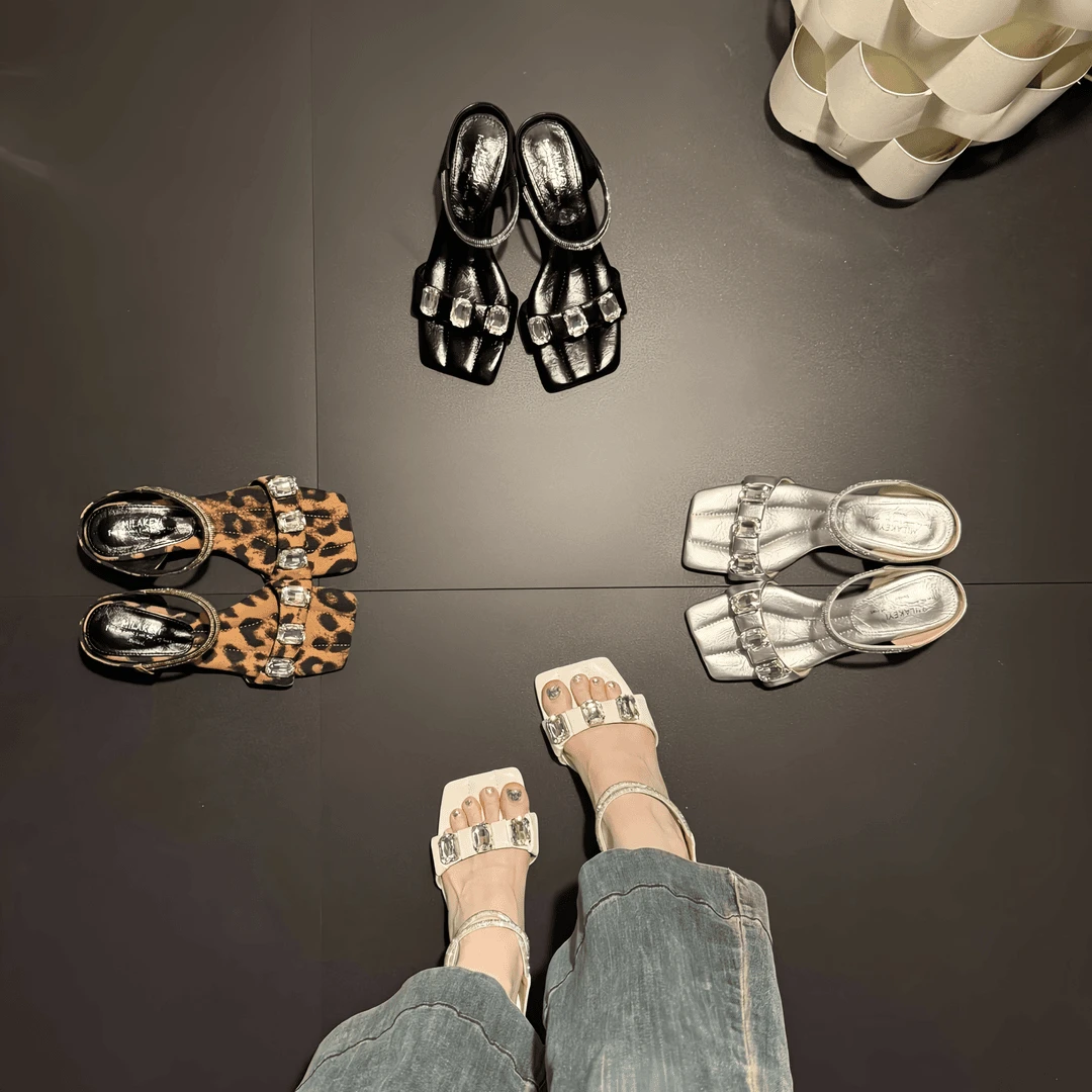 啄木鸟法式水钻粗跟一字拖女夏季外穿2025新款气质方头高跟凉拖鞋