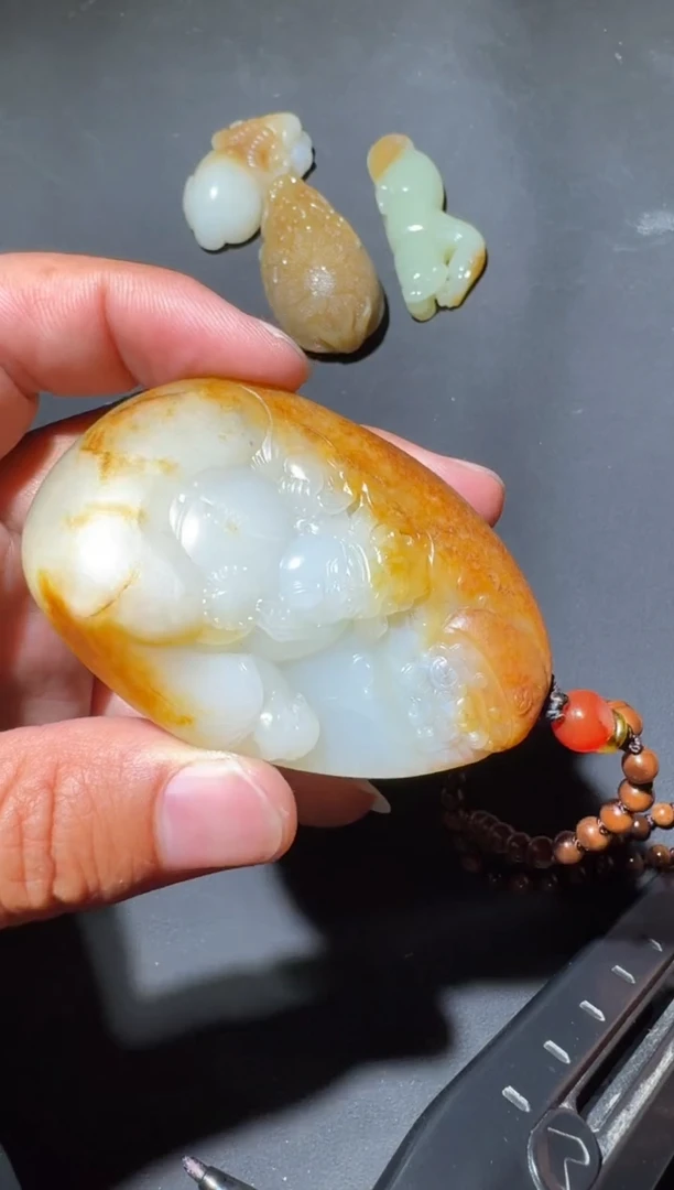 未镶嵌和田玉（糖玉）挂件和田玉