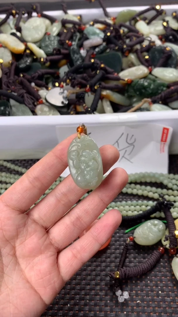 【闪购商品】和田玉颈饰未镶嵌多样性发货没有证书拍一发一有瑕