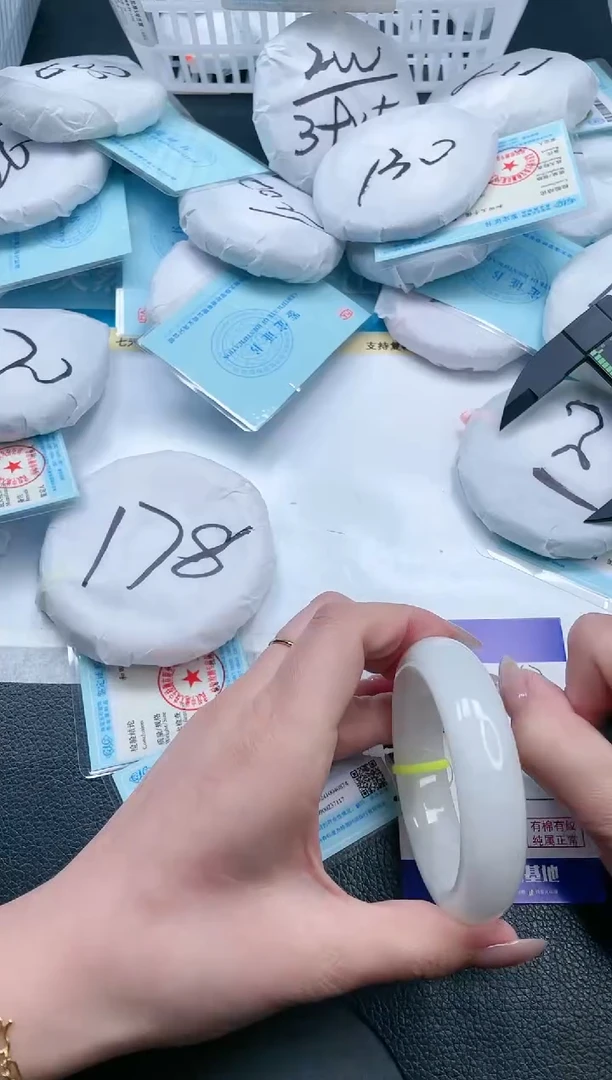 【闪购商品】和田玉手镯未镶嵌17V347-54