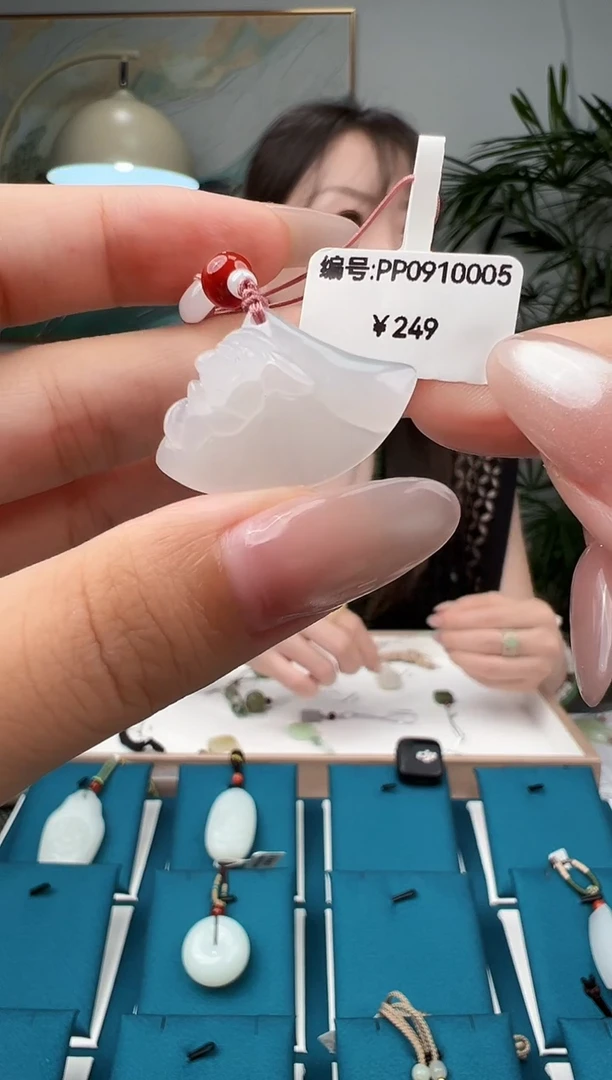 颈饰未镶嵌和田玉吊坠 PP