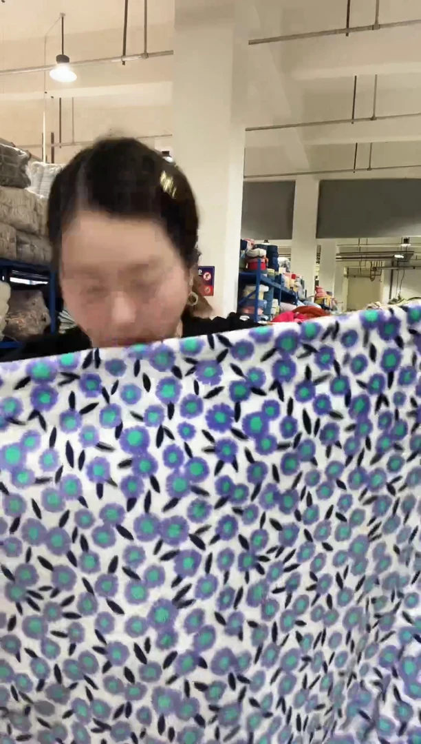 混纺主播手上展示的产品