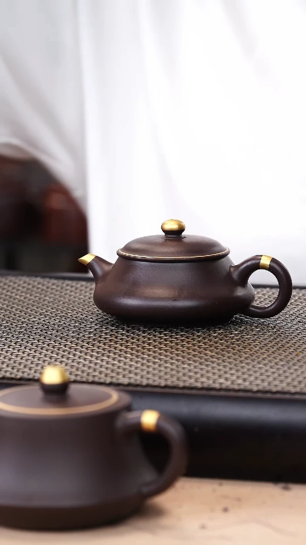 茶壶紫砂四号井茄皮紫泥描金明炉100cc