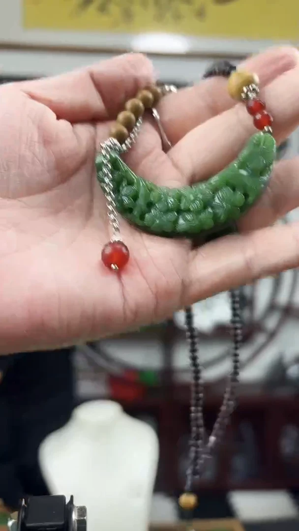 颈饰未镶嵌和田玉弯弯