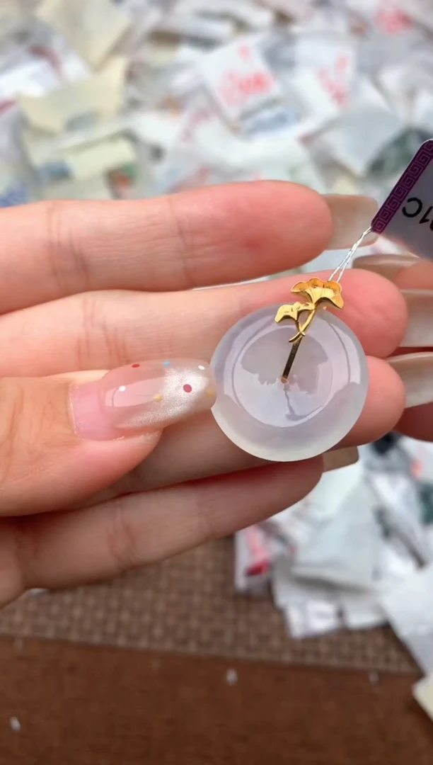 18K金镶嵌挂件翡翠一