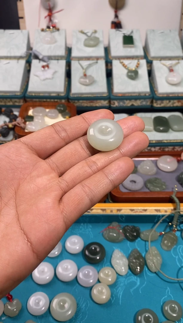 【闪购商品】和田玉颈饰未镶嵌浅绿平安扣