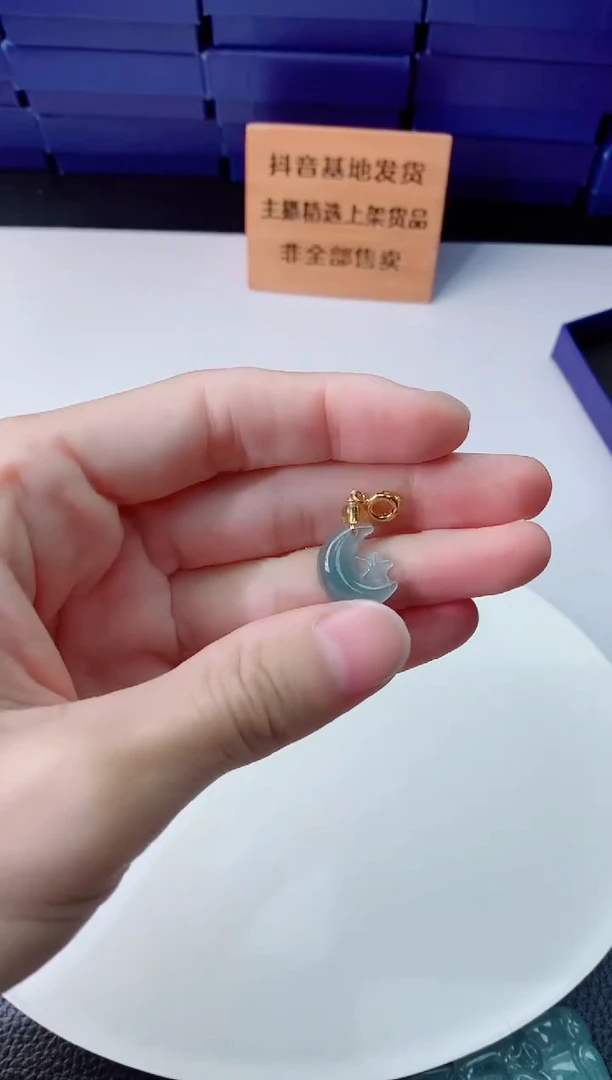 翡翠未镶嵌颈饰   `