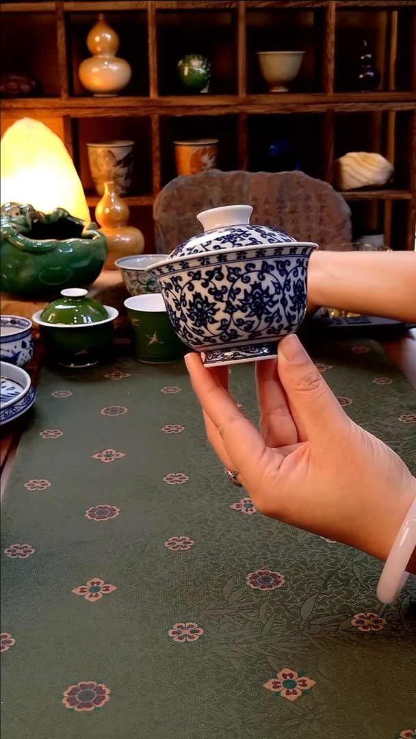 【手工手绘缠枝莲盖碗】