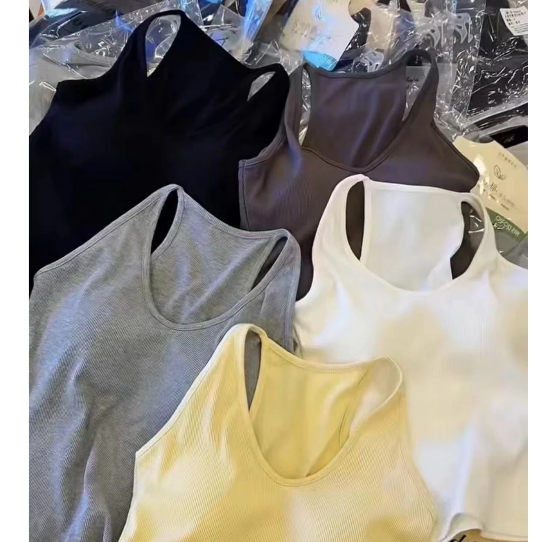 倩倩就自留U领背心