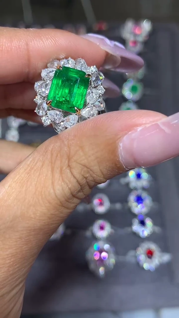 18K金镶嵌戒指祖母绿3.29CT