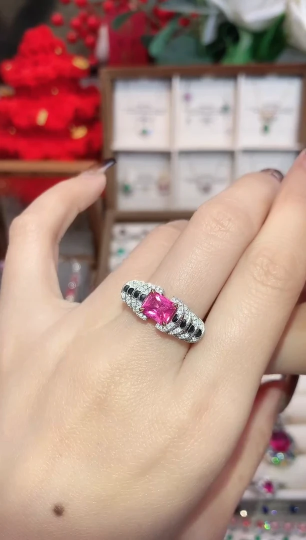 18K金镶嵌戒指尖晶石1.06ct/天然宝石/七天无理由