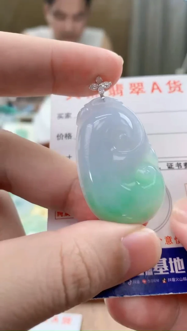 颈饰18K金镶嵌翡翠天然A货翡翠挂件