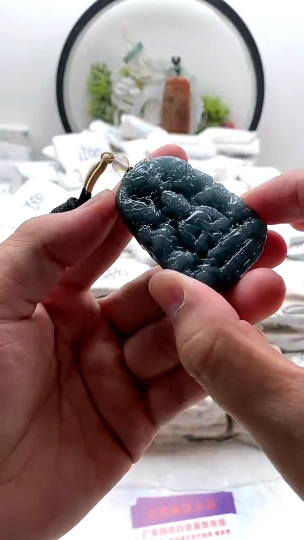 翡翠未镶嵌颈饰九龙观音
