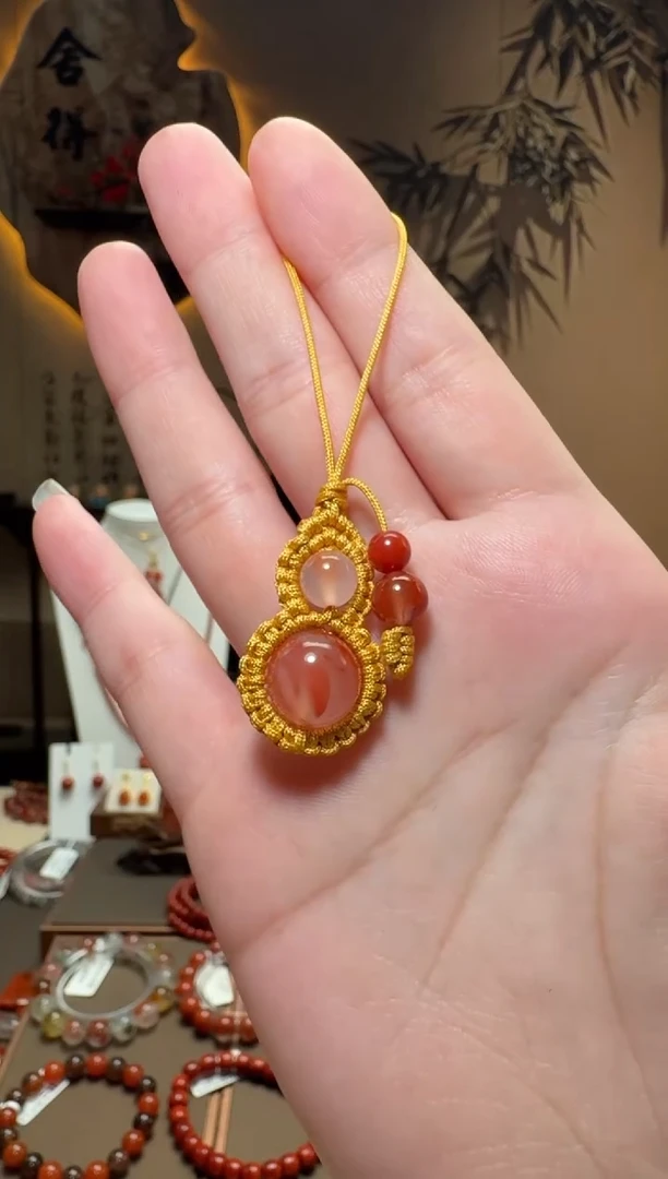 未镶嵌挂件南红玛瑙一个