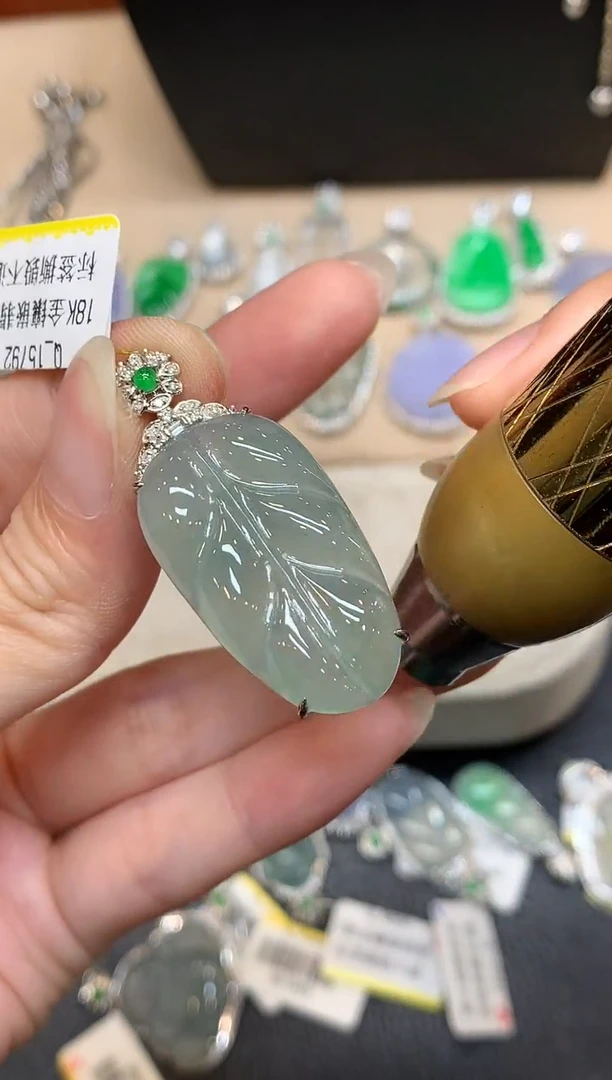 颈饰18K金镶嵌翡翠树叶【无服务费