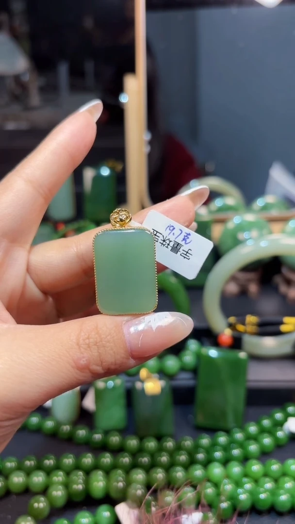 【闪购商品】和田玉（碧玉）吊坠(赠链)18K金镶嵌1