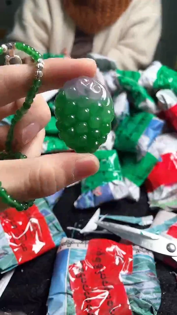 猛子收货葡萄吊坠