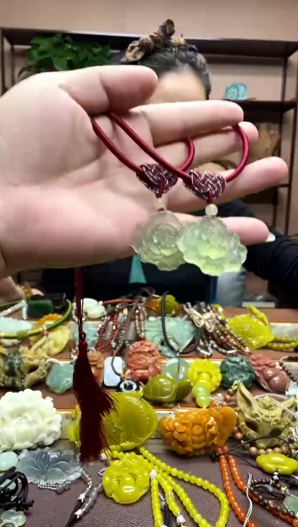 未镶嵌岫玉颈饰多样性发货发其中之一