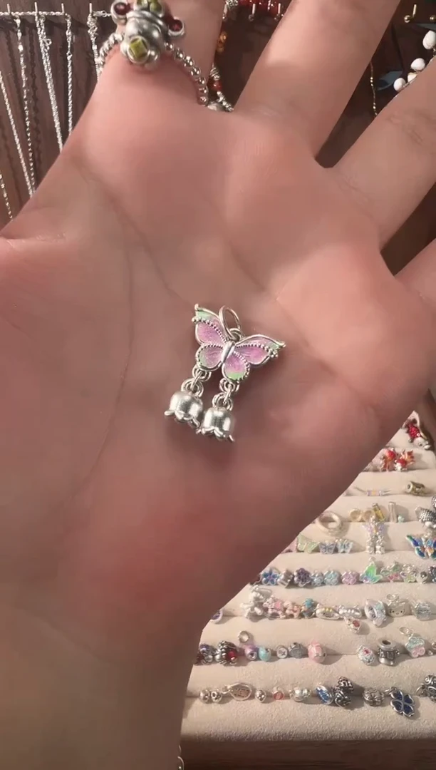 无足银醒***书珐琅彩粉绿蝴蝶带玲花滴流吊件