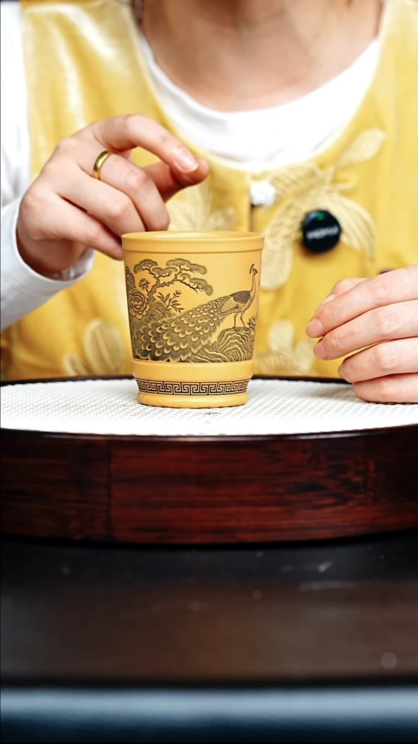 紫砂茶宠宜兴紫砂主人杯 黄金段刻绘孔雀