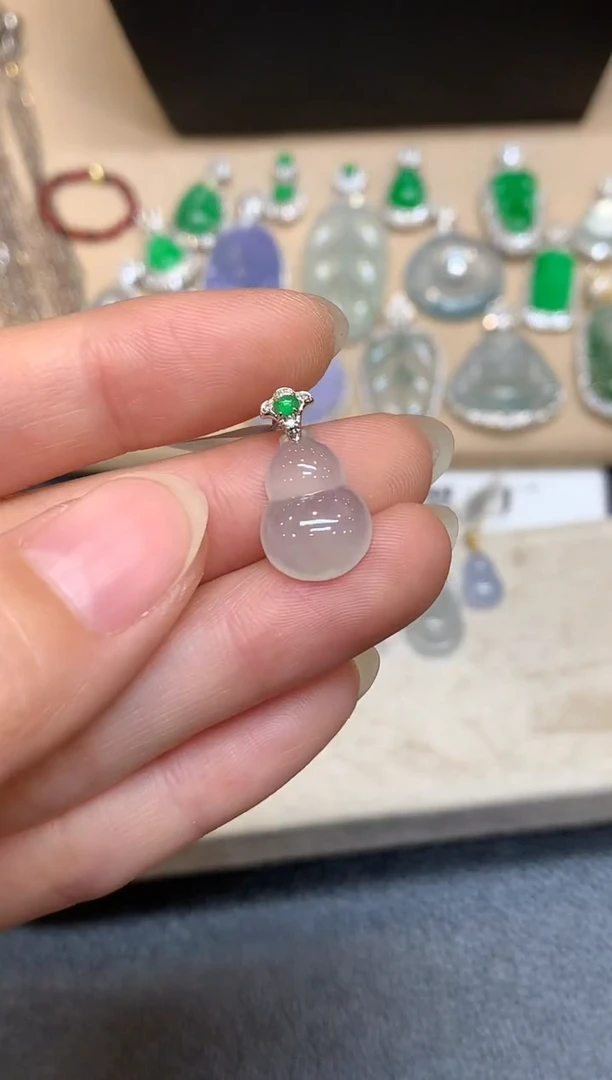 颈饰18K金镶嵌翡翠葫芦【无服务费