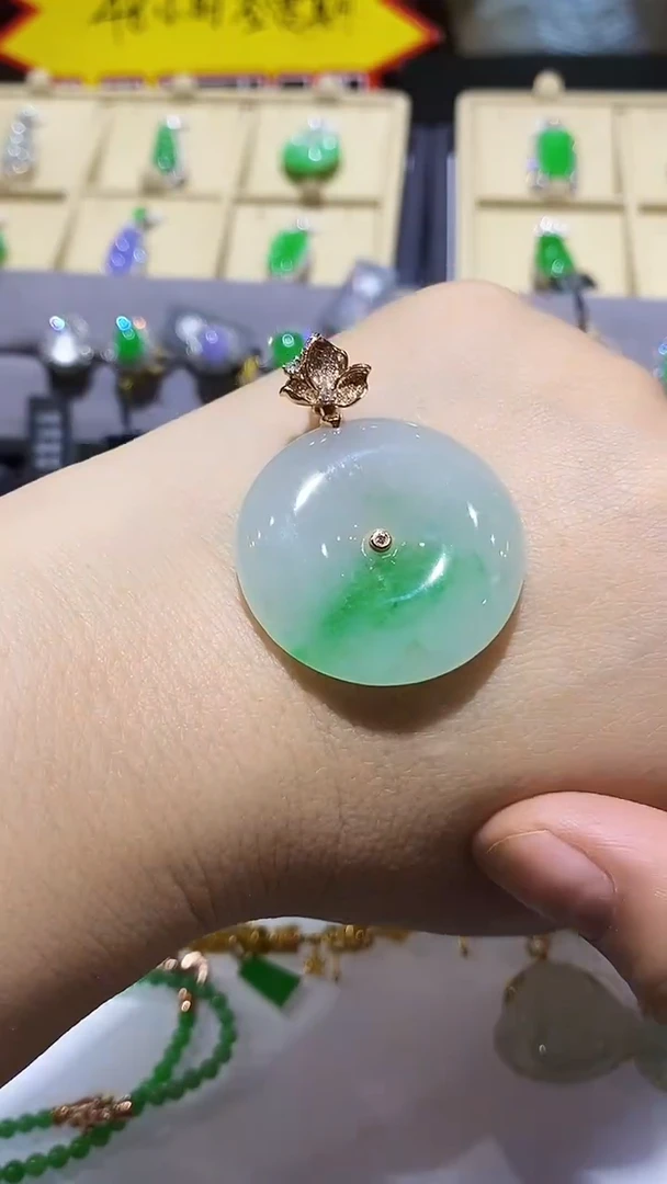 翡翠18K金镶嵌吊坠(赠链)天然缅甸A