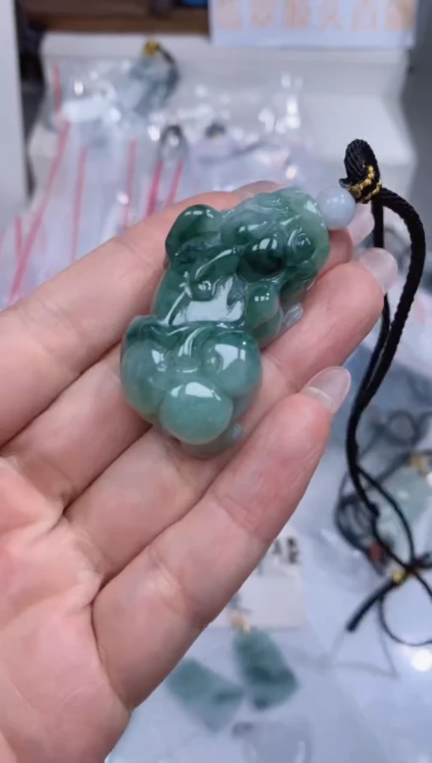 颈饰未镶嵌翡翠吊坠