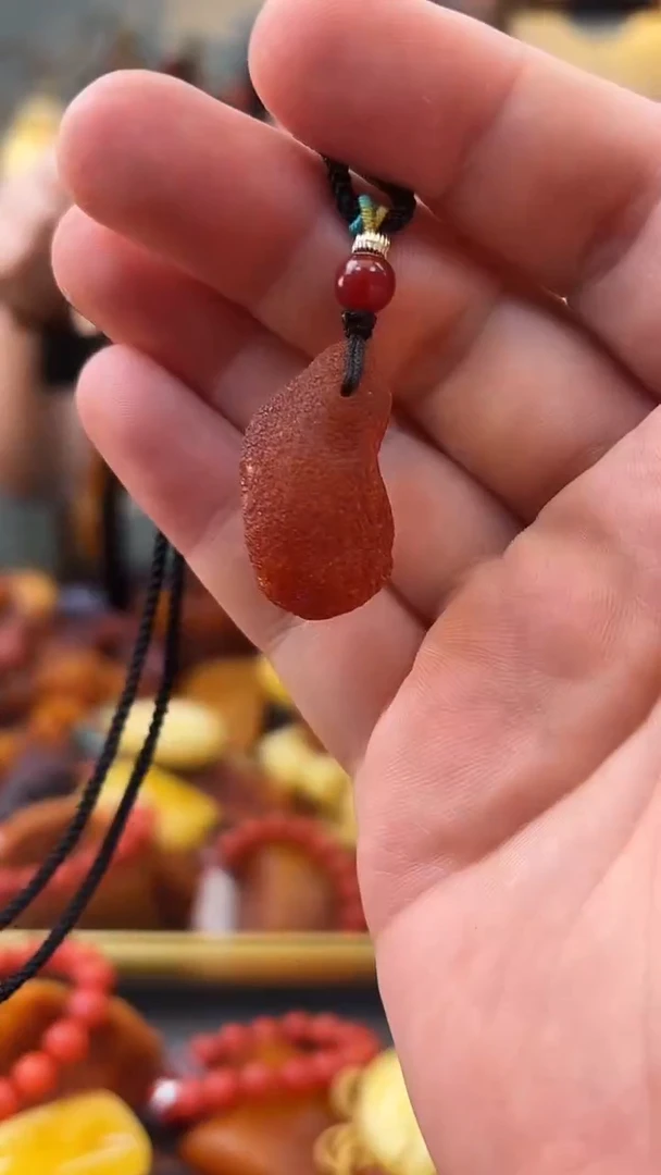 未镶嵌颈饰琥珀吊坠