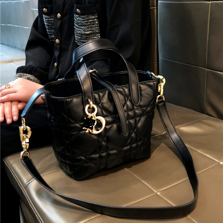 香港正品精选轻奢耐刮软面磁扣时尚文艺风手提肩包斜跨字母单肩包