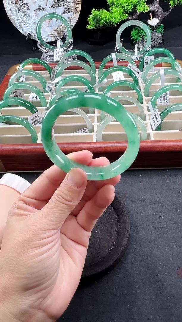未镶嵌手镯石英质玉（非洲翠）手镯