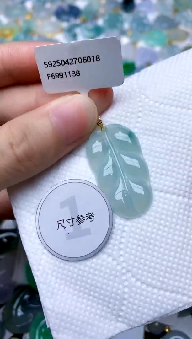 颈饰18K金镶嵌翡翠天然A货翡翠