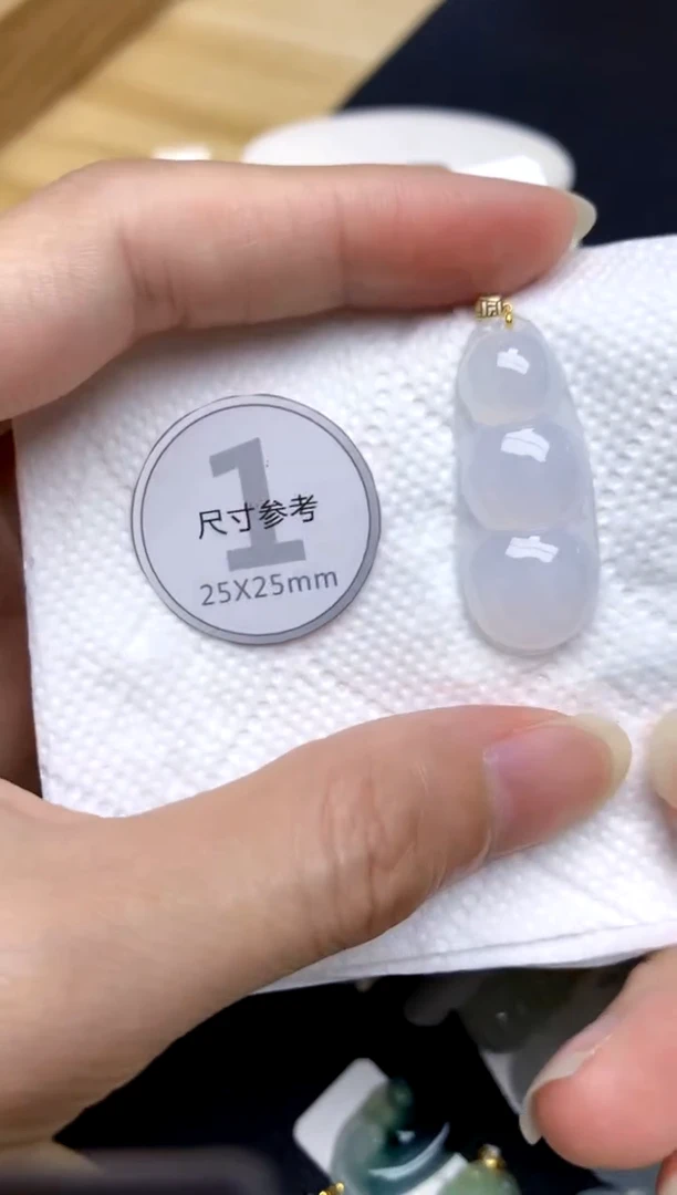 颈饰18K金镶嵌翡翠天然A货翡翠