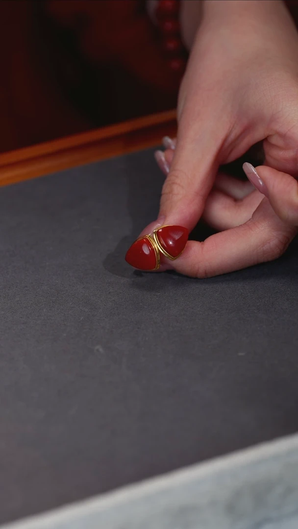 18K金镶嵌南红玛瑙耳饰原矿E6-1