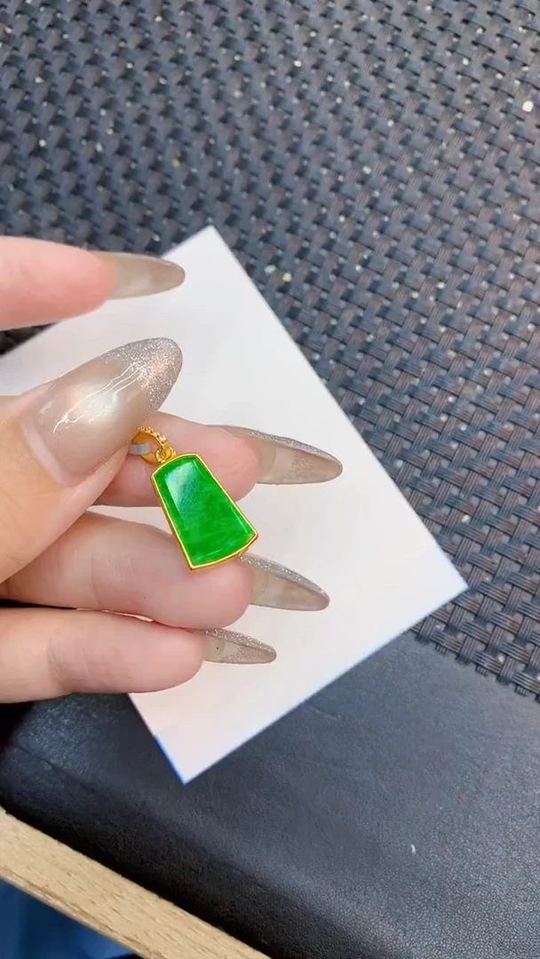 颈饰未镶嵌翡翠1