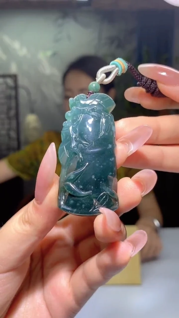翡翠未镶嵌颈饰多样性发其一