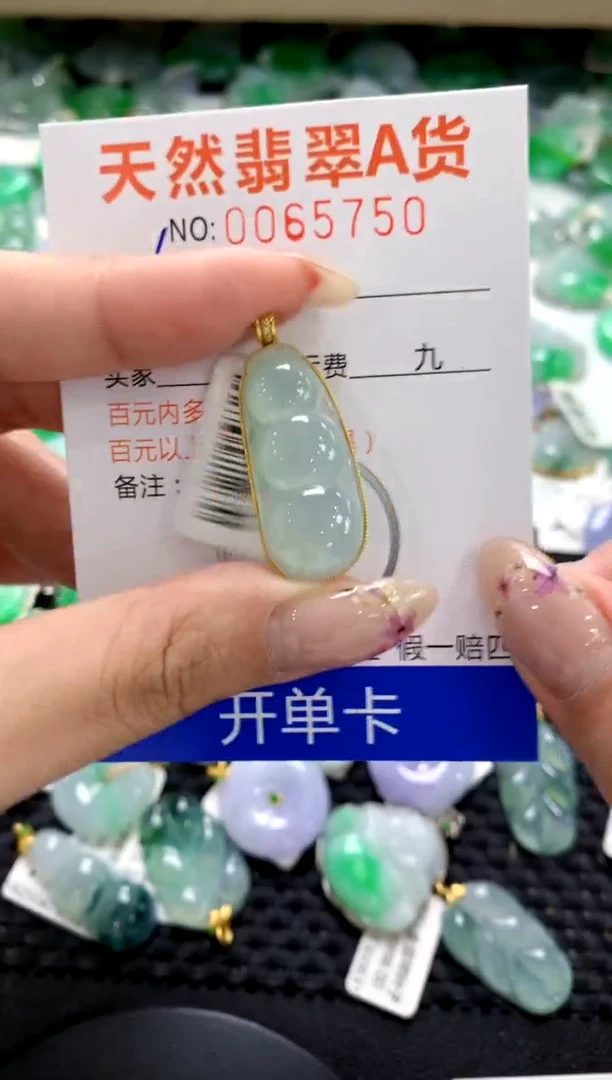 翡翠18K金镶嵌颈饰1111111111111111