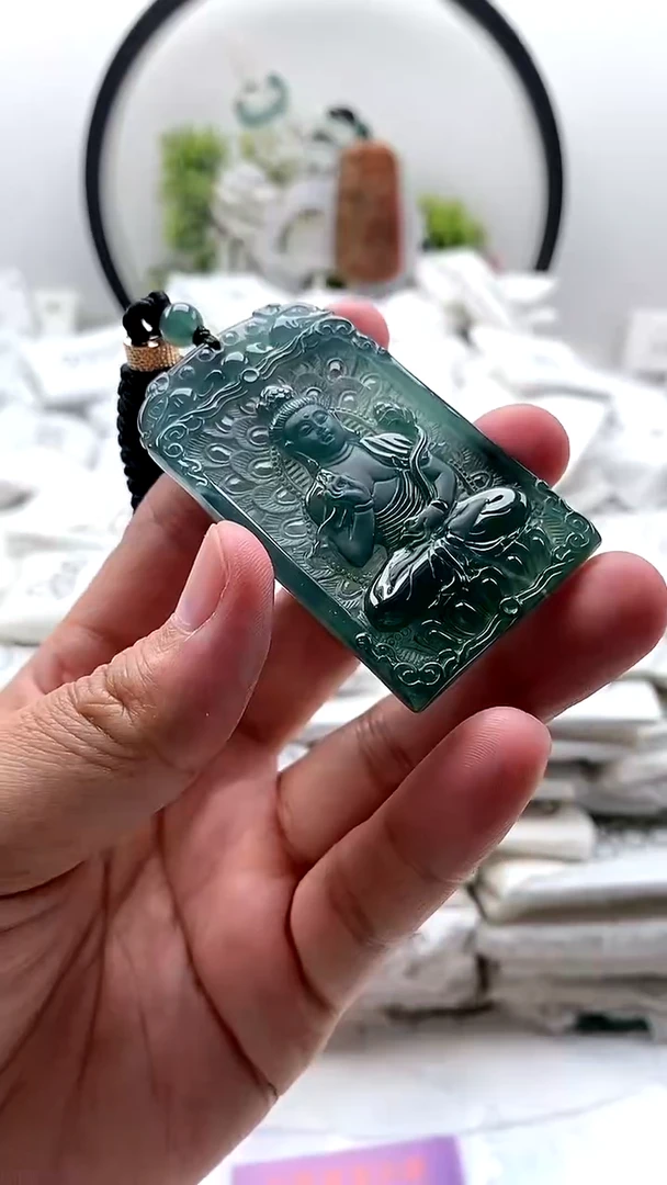 翡翠未镶嵌颈饰大势至
